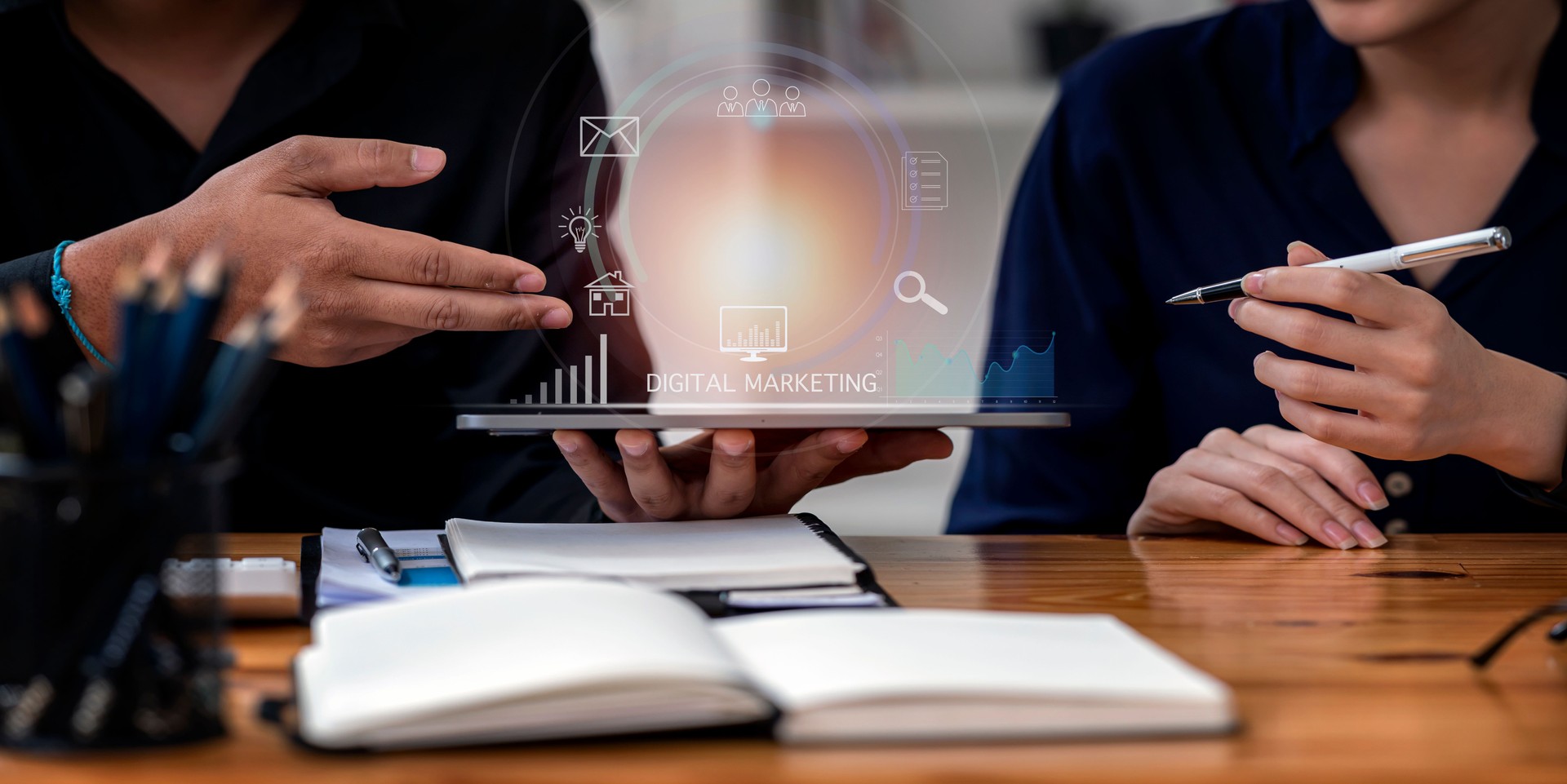 Concept de commerce de marketing numérique en ligne. Les gens d’affaires utilisant une tablette discutent et analysent le marketing en ligne, recherchent la connexion réseau des clients sur l’écran virtuel hologramme.